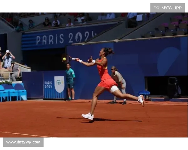 网球比赛现场观众热情高涨激发运动氛围成赛事亮点