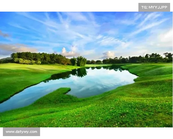 高尔夫摄影艺术探索：捕捉挥杆瞬间与自然美景的完美融合